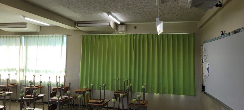 教室内　遮光カーテン設置　報告